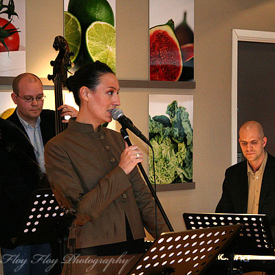 Mattias Åström (bass), Emily McEwan (song) and Daniel Lantz (piano) at After Work Jazz at Hotel Uppsala. Copyright: Henrik Eriksson. The photo may not be used elsewhere without my permission.