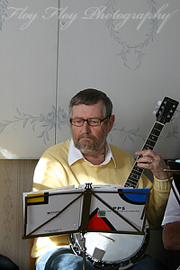 Jörgen Berlin (banjo). Copyright: Henrik Eriksson. The photos may not be used elsewhere without written permission.