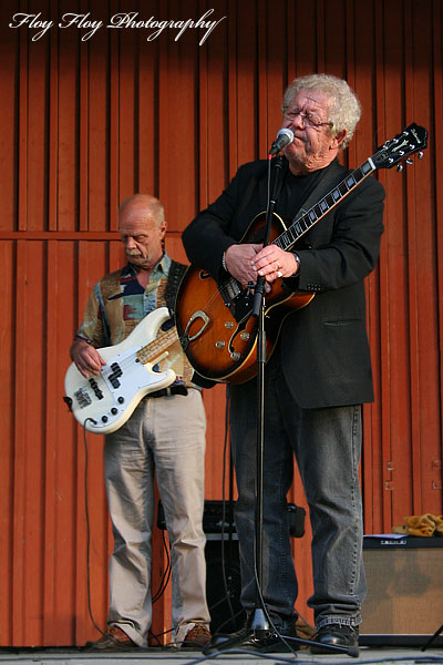 Thomas Lindroth (bass, song), Claes Janson (song, guitar). Good Morning Blues at Parksnäckan. Copyright: Henrik Eriksson. The photo may not be used elsewhere without my permission.