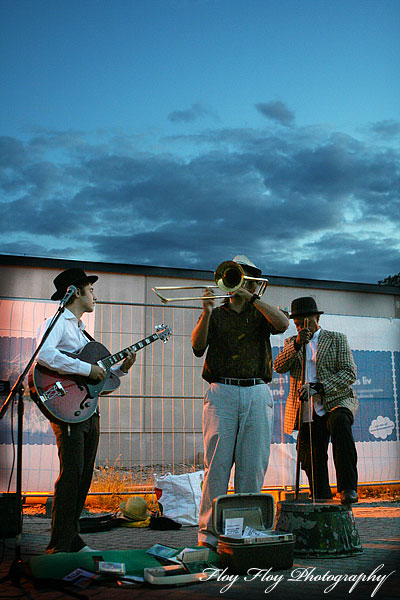 Gene Clarke (trumpet and piano), David Shore (vocals and guitar), Dan Fitzgerald (vocals and washtub bass). The Lost Wandering Blues & Jazz Band at Katalin. Copyright: Henrik Eriksson. The photo may not be used elsewhere without my permission.