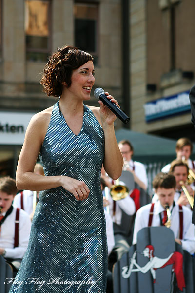 Josefine Hägglöf. Concert by Phontrattarne at Stora Torget. Copyright: Henrik Eriksson. The photo may not be used elsewhere without my permission.