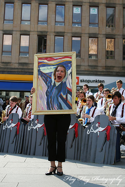 Lovisa Andersson as The Scream by Edvard Munch. Concert by Phontrattarne at Stora Torget. Copyright: Henrik Eriksson. The photo may not be used elsewhere without my permission.