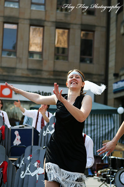 A charming Charleston dancer. Concert by Phontrattarne at Stora Torget. Copyright: Henrik Eriksson. The photo may not be used elsewhere without my permission.