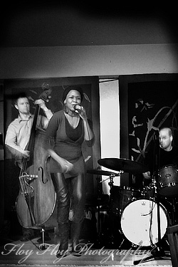 Singer Sani Gamedze from South Africa together with Erik Ojala (bass) at Pub 19 in Uppsala. Photo: ©Henrik Eriksson