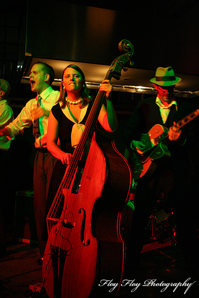 Anders Söderberg (vocals, harmonica), Emma Sannervik (bass), Magnus Ottner (guitar). Sweet Emma & The Mood Swingers. Copyright: Henrik Eriksson. The photo may not be used elsewhere without my permission.