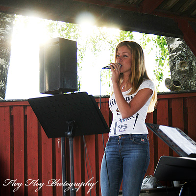 Victoria Colonna (song). The Sweetest Sounds at Ulva Kvarn. Copyright: Henrik Eriksson. The photo may not be used elsewhere without my permission.