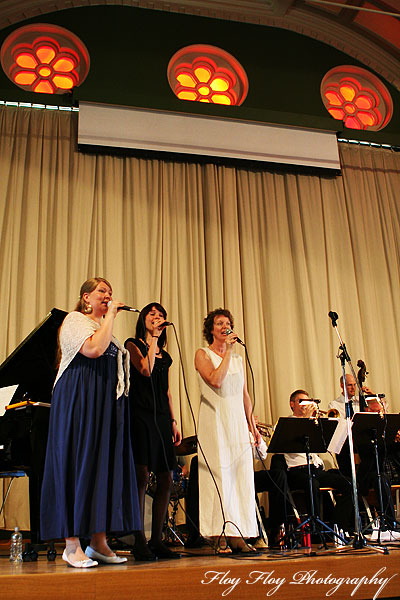 Åsa Lövgren, Hanna Bjarnegård and Monica Leissner sings. Uppsala University Jazz Orchestra. Copyright: Henrik Eriksson. The photo may not be published elsewhere without written permission.